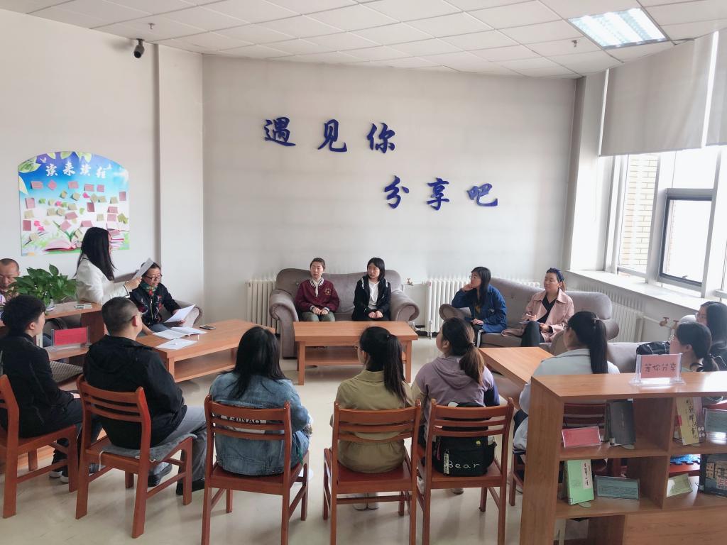 流通部老师组织学生开展讨论