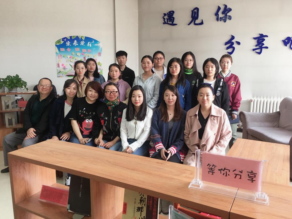 流通部全体老师与同学们合影